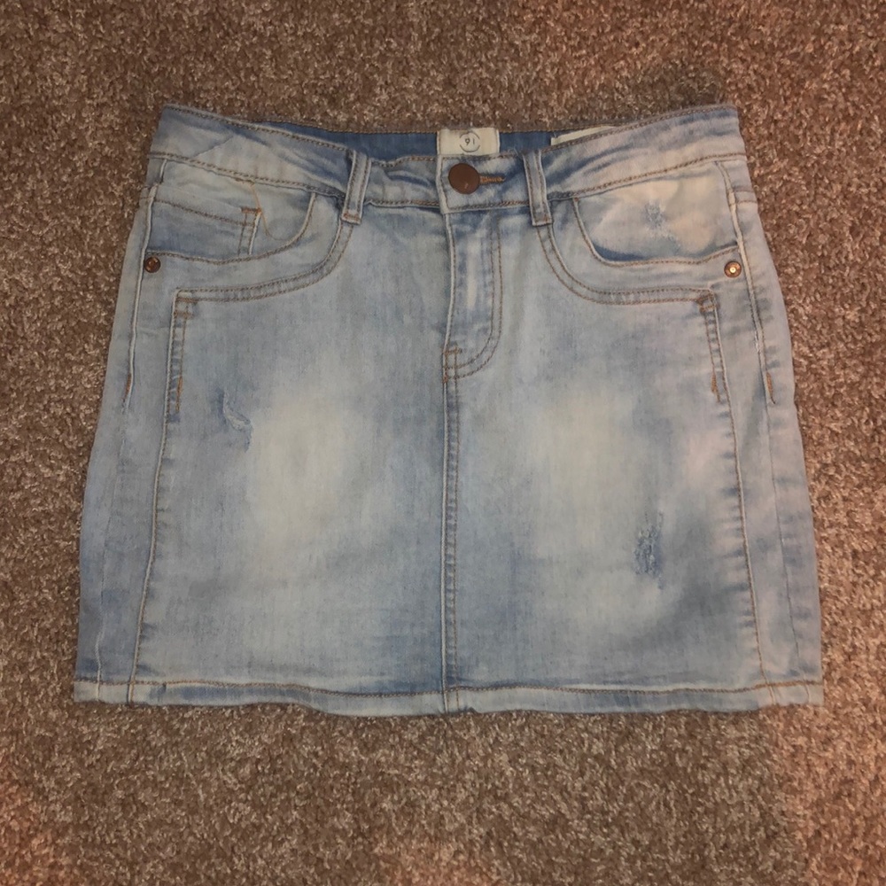 Short jean skirt
